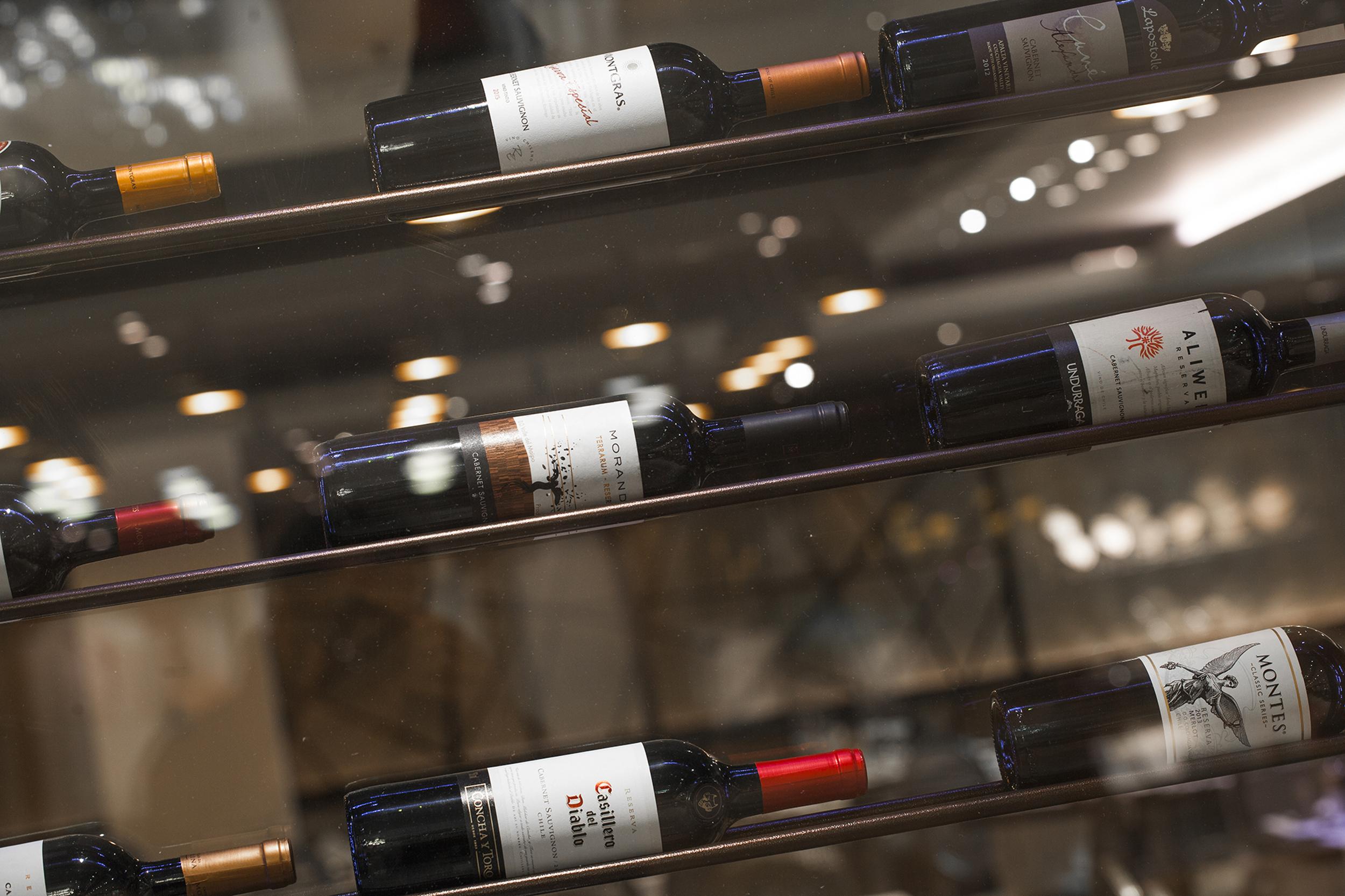 Hotel Regal Pacific Santiago Luaran gambar Wine bottles
