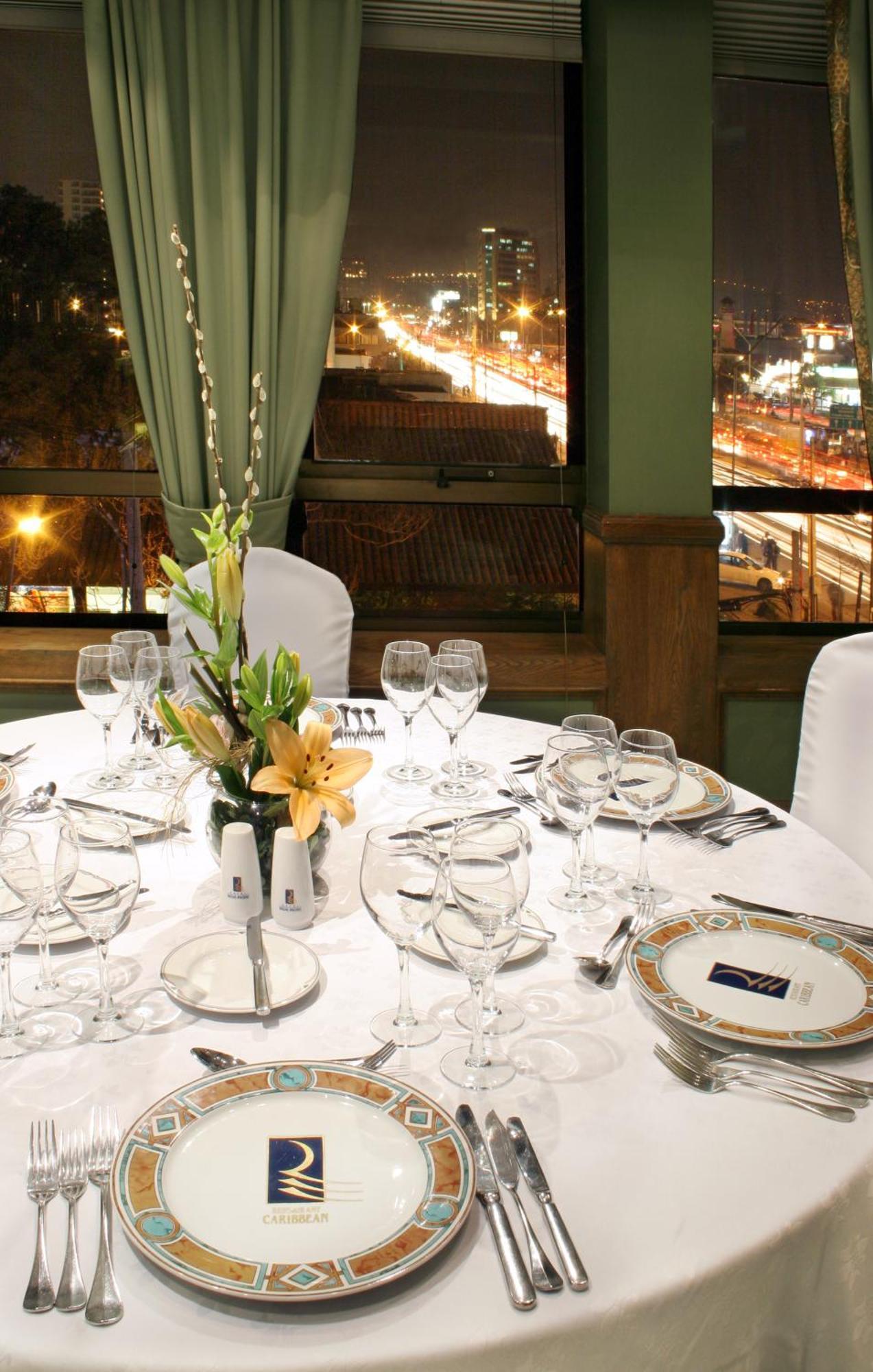 Hotel Regal Pacific Santiago Luaran gambar A table set for dinner