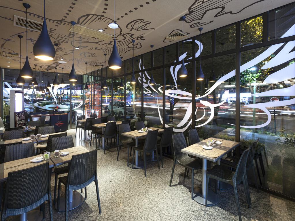 Hotel Regal Pacific Santiago Luaran gambar Interior of a Starbucks Reserve store in Shanghai, China