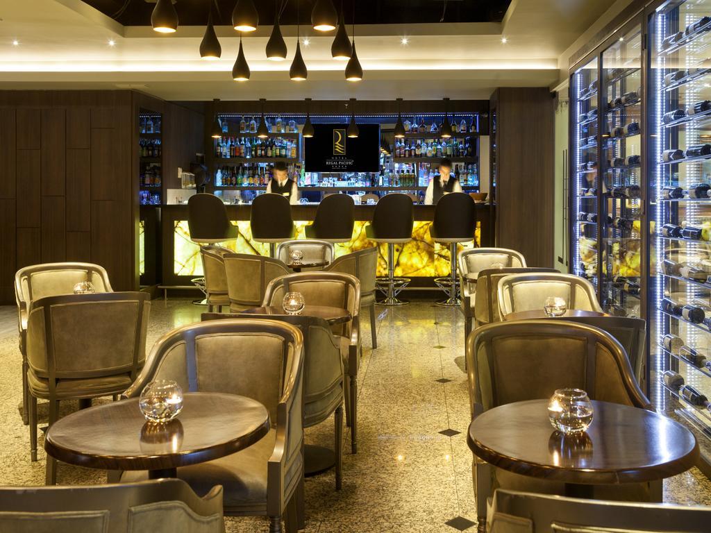 Hotel Regal Pacific Santiago Luaran gambar The bar at the hotel