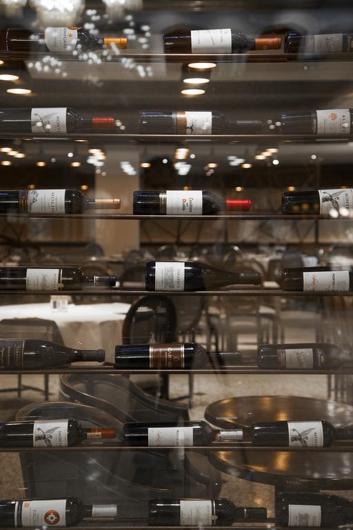Hotel Regal Pacific Santiago Luaran gambar Wine bottles at a restaurant