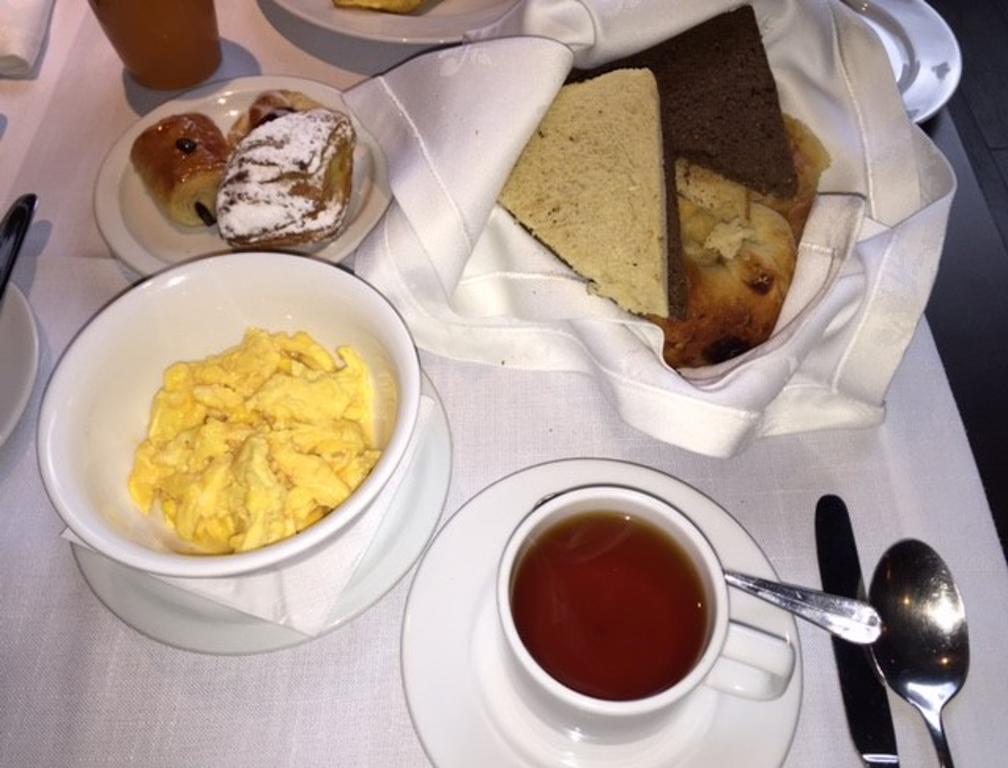 Hotel Regal Pacific Santiago Luaran gambar A typical breakfast at the restaurant