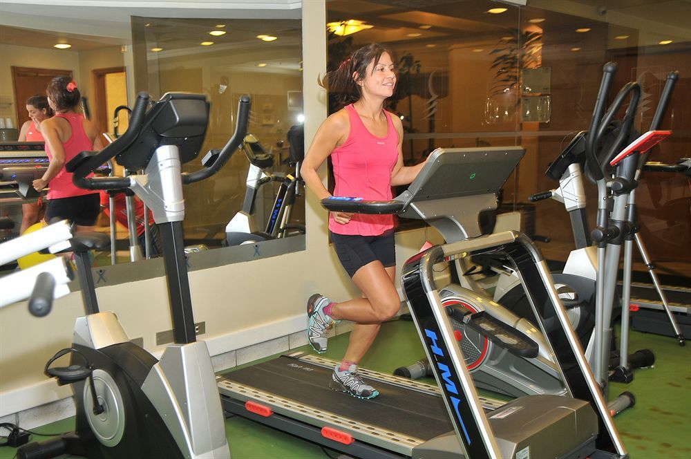 Hotel Regal Pacific Santiago Luaran gambar A woman on a treadmill